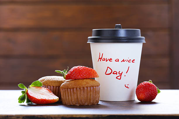 tazza di carta con caffè caldo e un muffin per la colazione - coffee muffin take out food disposable cup foto e immagini stock