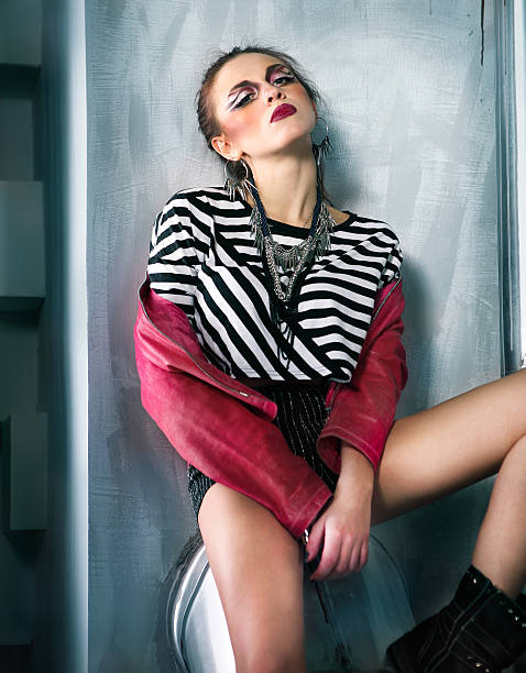 garota punk atraente com maquiagem legal - women jacket leather hooligan - fotografias e filmes do acervo