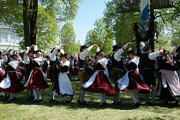 deutschland-bayern. brauchtum und tradition. tanz in den mai, die münchner francaise. - german culture oktoberfest dancing lederhosen stock-fotos und bilder