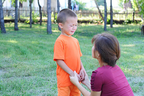 mutter beruhigt kleinen jungen - little boys child sadness depression stock-fotos und bilder