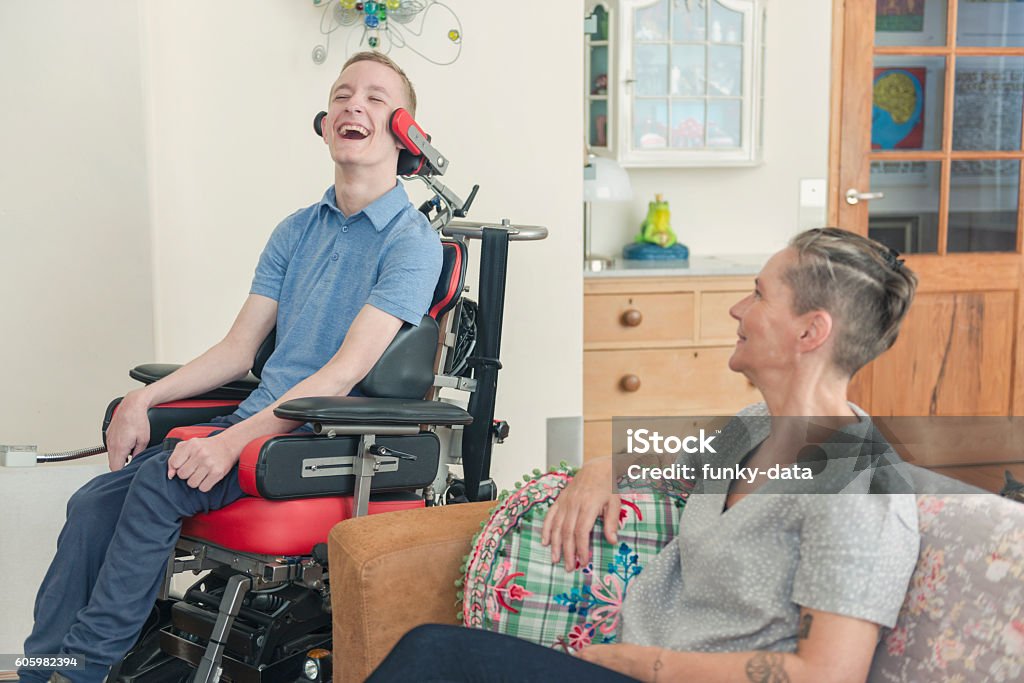 Paciente feliz de parálisis cerebral con su mamá - Foto de stock de Esclerosis lateral amiotrófica libre de derechos