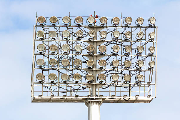 stadion-spot-licht tower - floodlight blue sky day stock-fotos und bilder