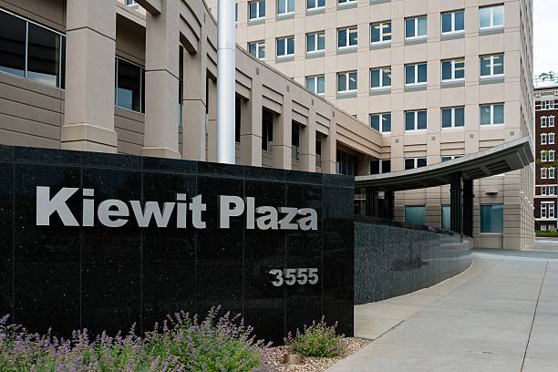 kiewit plaza, berkshire hathaway, omaha, nebraska - warren buffett photos et images de collection