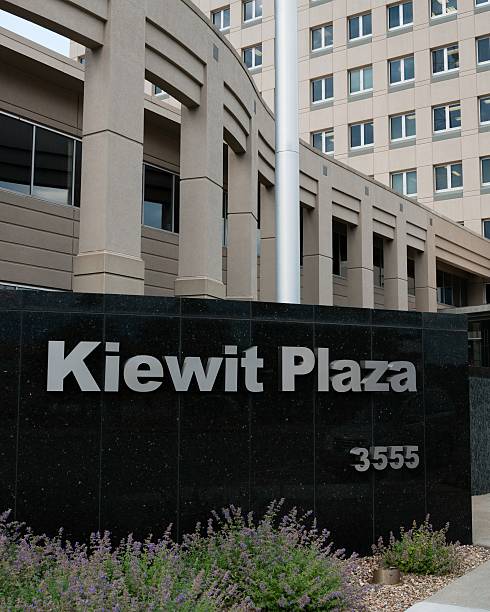 kiewit plaza, berkshire hathaway, omaha, nebraska - warren buffett photos et images de collection