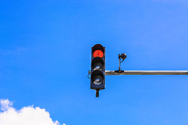 semaforo e telecamera di sorveglianza - semaforo rosso foto e immagini stock