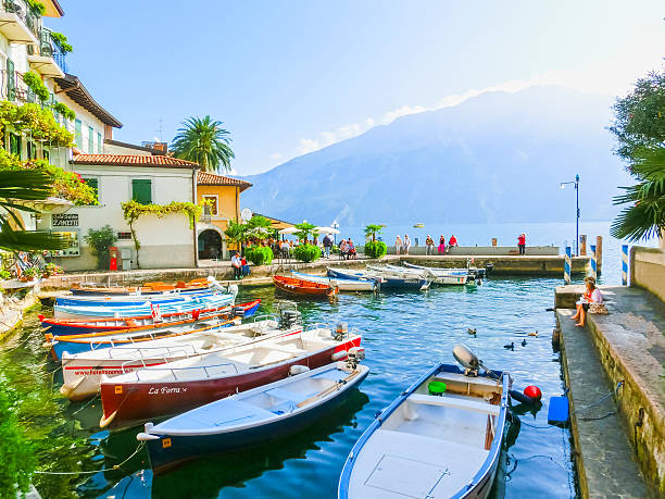 limone sul garda, itália - 21 de setembro de 2014 : o passeio marítimo - riva degli schiavoni - fotografias e filmes do acervo