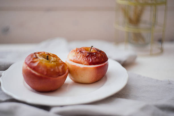 pommes cuites au four sur fond blanc - baked apple food meal dessert photos et images de collection