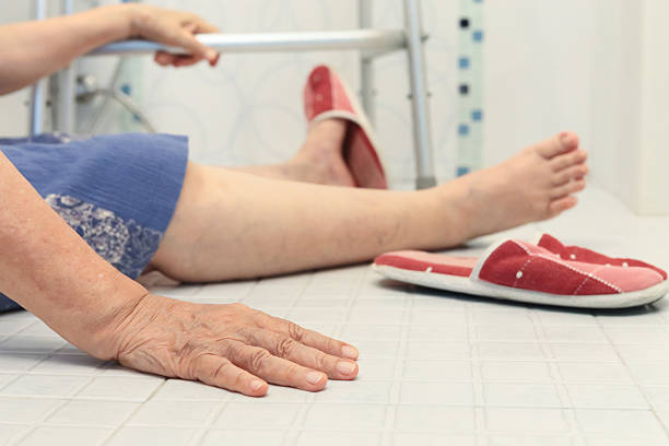 anziani che cadono in bagno perché superfici scivolose - shock grandmother surprise senior adult foto e immagini stock