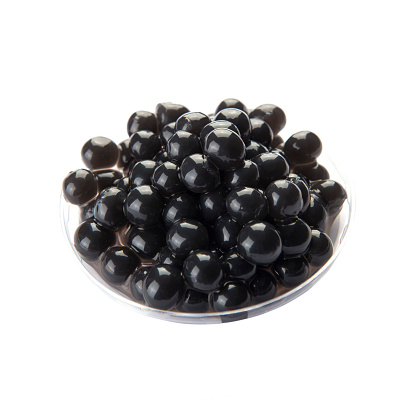 Perlas de tapioca de té de burbujas negras en envase de plástico photo