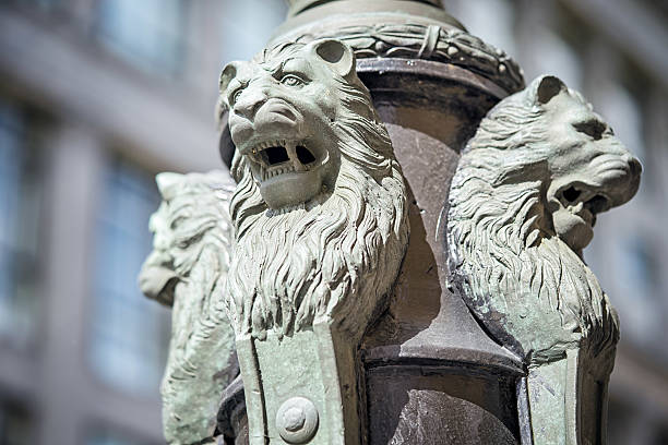 escultura de leões buttress fonanry pole em moscou - lions tooth - fotografias e filmes do acervo