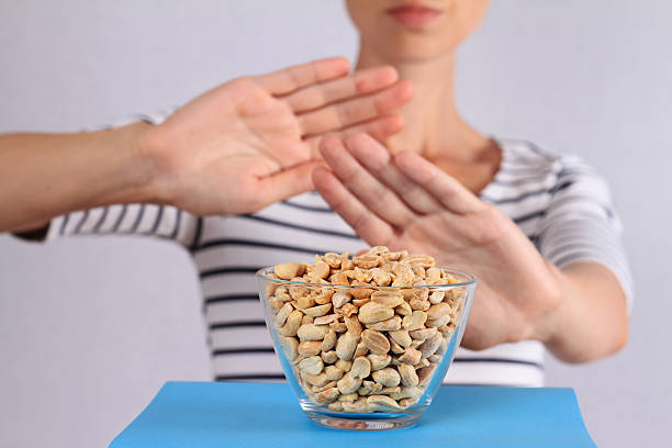 concepto de alergia alimentaria al maní - allergy food peanut pollen fotografías e imágenes de stock