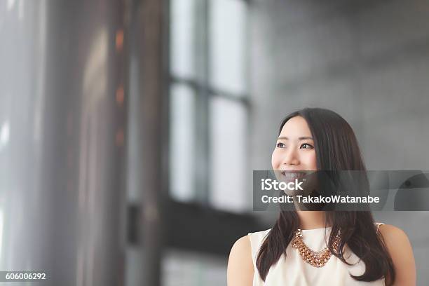 Hermosa Mujer Asiática Foto de stock y más banco de imágenes de Japonés - Oriental - Japonés - Oriental, Oficina, Cultura japonesa