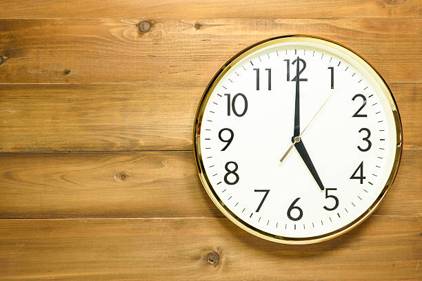 wall clock on the wooden wall - 5 horas imagens e fotografias de stock