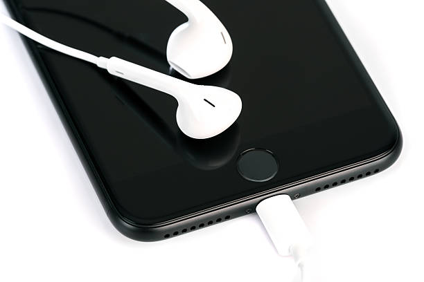 애플 아이폰 7 플러스 홈 화면 및 새로운 헤드폰 - apple computers mp3 player headphones symbol 뉴스 사진 이미지