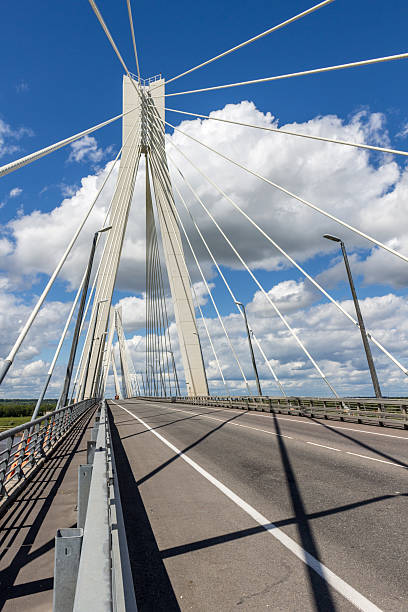 puente atira atira en el río oka. murom, rusia - oka river fotografías e imágenes de stock