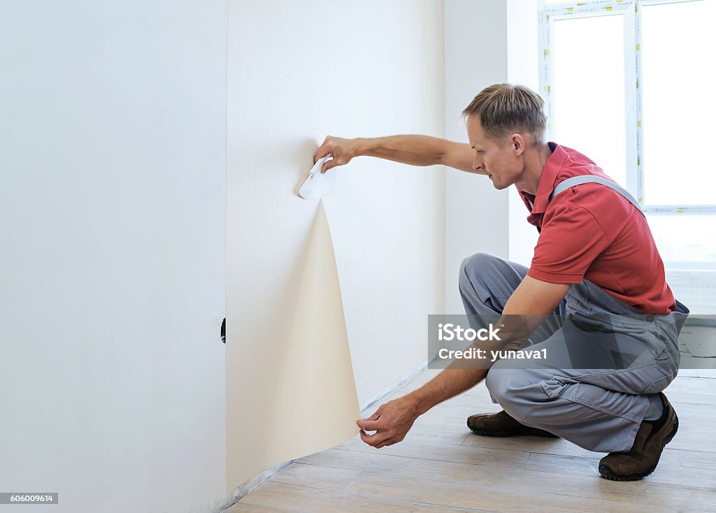 Trabajador pegando papeles pintados. - Foto de stock de Papel de pared libre de derechos