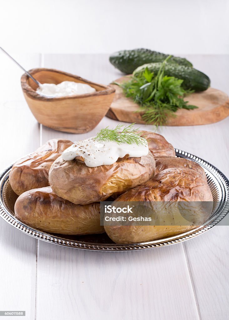 Gebackene Kartoffel mit saurer Sahnesauce gekrönt - Lizenzfrei Kartoffelgericht Stock-Foto