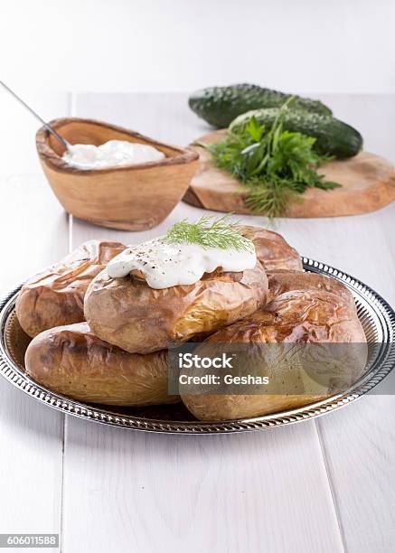 Gebackene Kartoffel Mit Saurer Sahnesauce Gekrönt Stockfoto und mehr Bilder von Kartoffelgericht - Kartoffelgericht, Ofen, Bratengericht