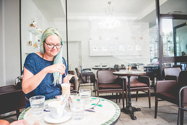 kobiety z farbowane włosy o kawę w kawiarni triest, europa - caffeine caucasian satisfaction small business zdjęcia i obrazy z banku zdjęć