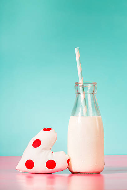 bottiglia di latte in vetro in stile vintage - cushion pillow heart shape multi colored foto e immagini stock