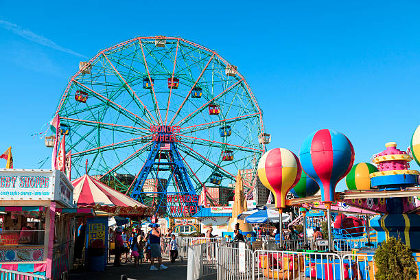 Wonder Wheel New York, NY, USA - August 30, 2016: Wonder Wheel: Wonder Wheel is a hundred and fifty foot eccentric wheel built in 1920 in Luna Park Coney Island. amusement park photos stock pictures, royalty-free photos & images