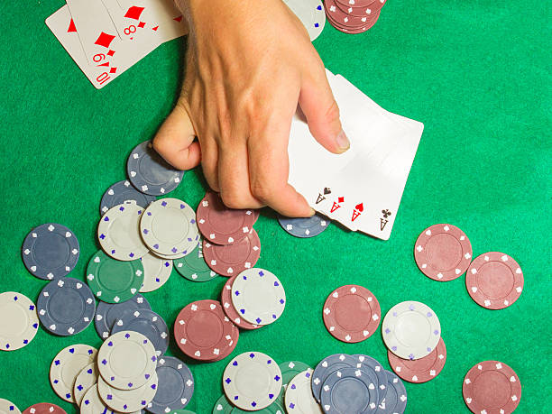 les mains masculines avec des cartes dans le casino - gambling chip green stack gambling photos et images de collection