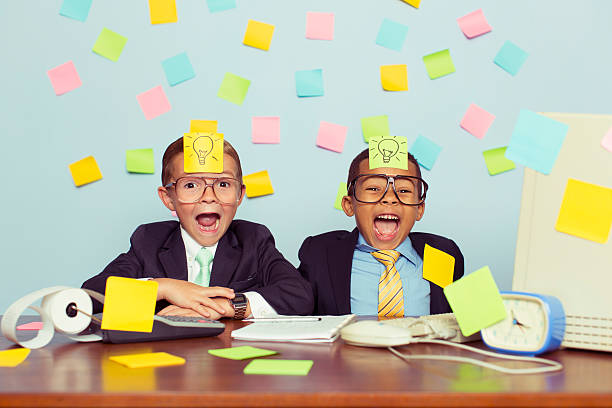 dos jóvenes empresarios cubiertos con notas a pegajosas de bombillas - surprise shouting child black and white fotografías e imágenes de stock