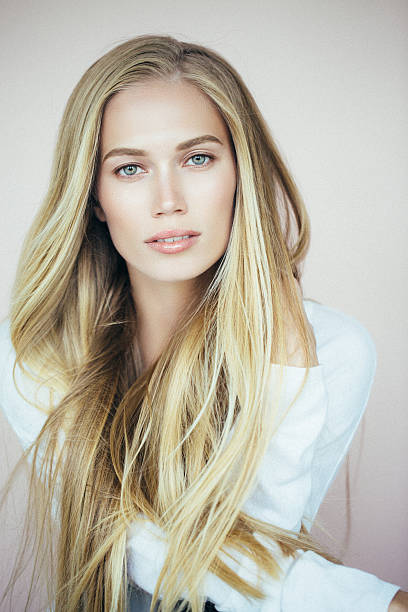 bella mujer con maquillaje  - long hair fashion model women blond hair fotografías e imágenes de stock