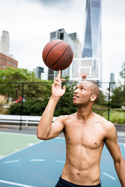 뉴욕시의 코트에서 거리 농구 선수 - shirtless men jock american culture 뉴스 사진 이미지