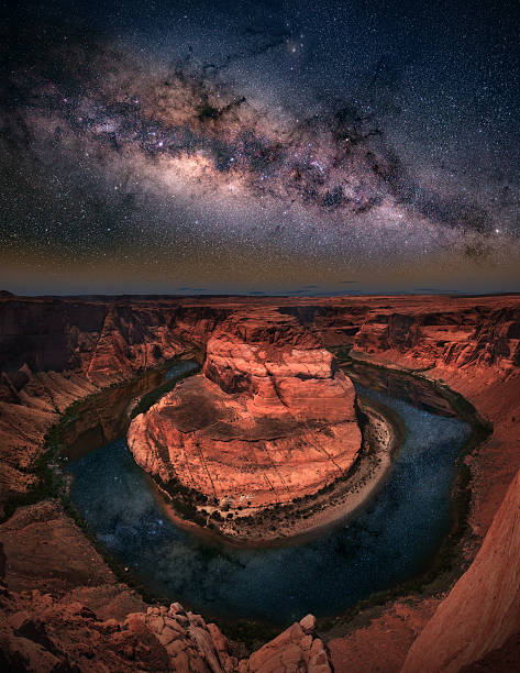 curva ferradura com via láctea - panoramic canyon arizona scenics - fotografias e filmes do acervo