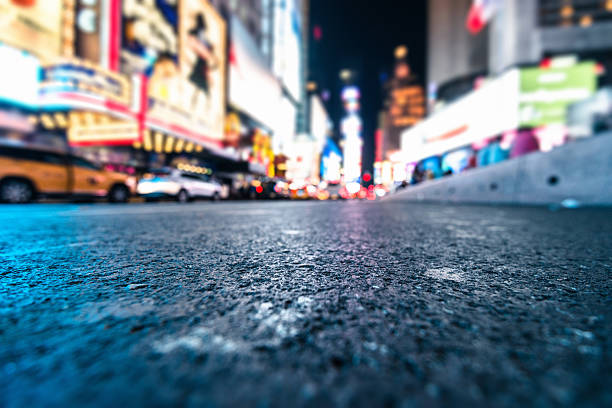 sfocatura di luci di times square di new york - times square night broadway new york city foto e immagini stock