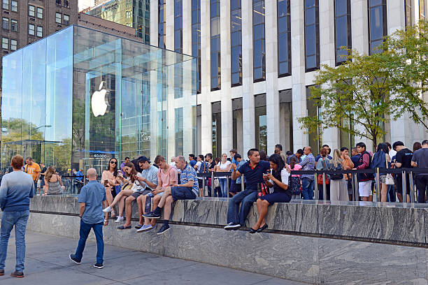 i clienti aspettano su lunghe code fuori dall'apple store - steve jobs foto e immagini stock