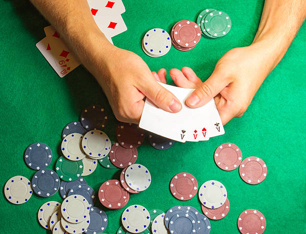 les mains masculines avec des cartes dans le casino - gambling chip green stack gambling photos et images de collection