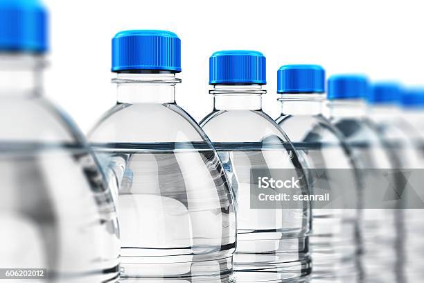 Reihe Von Plastikgetränkewasserflaschen Stockfoto und mehr Bilder von Wasserflasche - Wasserflasche, Destilliertes Wasser, Flasche