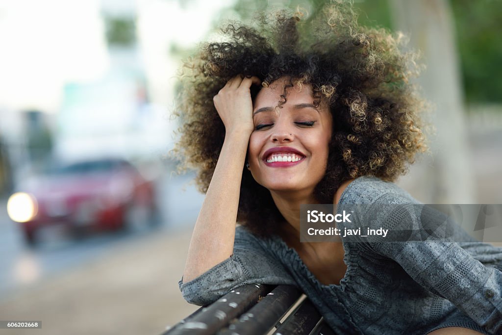 Junge schwarze Frau mit Afro-Frisur lächelnd in städtischen backgroun - Lizenzfrei Afrikanischer Abstammung Stock-Foto