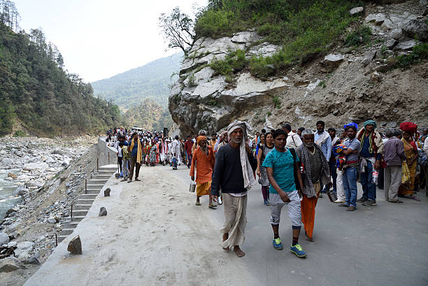 pellegrini in cammino verso il tempio di kedarnath, - shiva india hinduism temple foto e immagini stock
