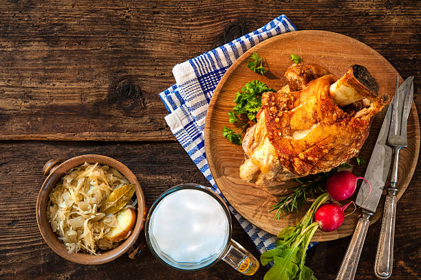 junta de porco com cerveja e chucrute - pork hock - fotografias e filmes do acervo