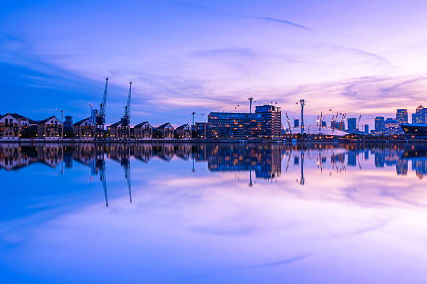 royal victoria dock em londres ao pôr do sol - canary wharf built structure building exterior construction - fotografias e filmes do acervo