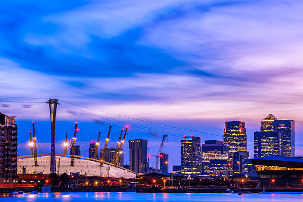 royal victoria dock a londra al tramonto - millennium dome foto e immagini stock