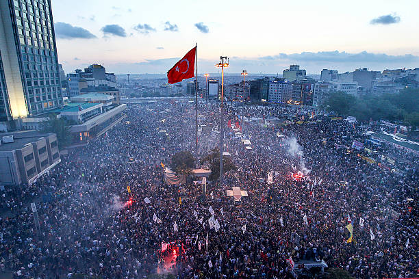 proteste gezi park - protest turkey istanbul europe stock-fotos und bilder