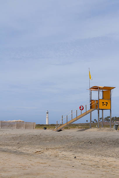 Salva-vidas na praia  - foto de acervo