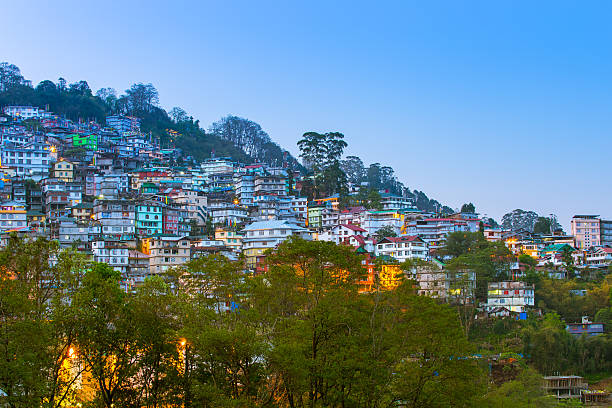 vue de gangtok la capitale du sikkim, inde - sikkim photos et images de collection