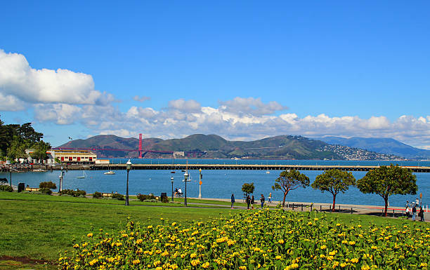 istock golden gate bridge from San Francisco-Hyde cable car turntable 606228664