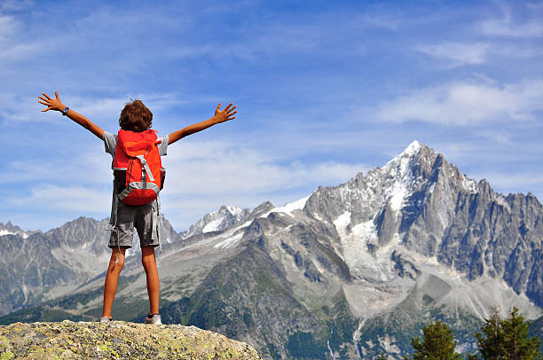 boy looking at mountains - tuff bergart bildbanksfoton och bilder