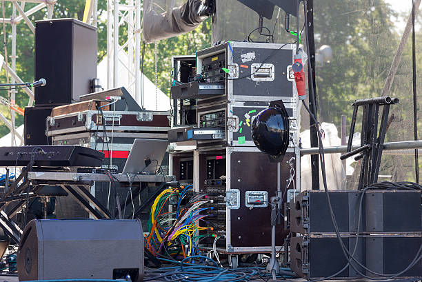 bühne der musikausrüstung für konzert - einbauspots stock-fotos und bilder