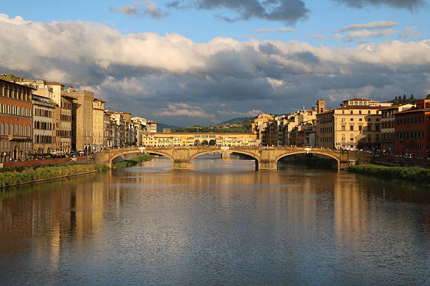 florencia en el río arno, ponte santa trinita y ponte vecchio - sommergewitter fotografías e imágenes de stock