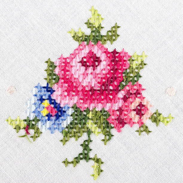 rose motiv ręcznie haft na białym obrusie lniane - needlecraft product embroidery cross stitch flower zdjęcia i obrazy z banku zdjęć