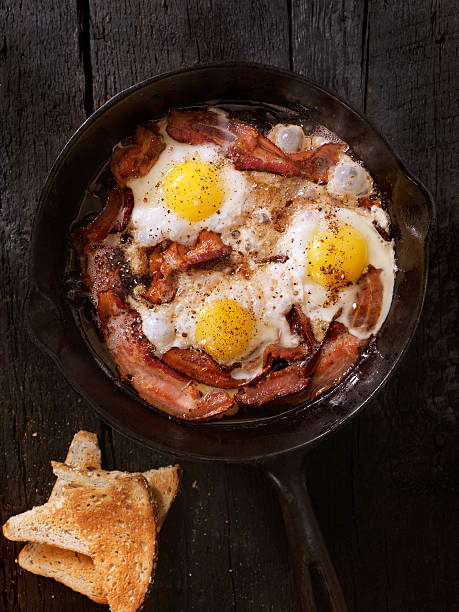 tocino y huevos fritura - breakfast eggs bacon fried egg fotografías e imágenes de stock