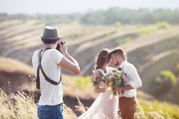 fotógrafo em acção - young male fotos imagens e fotografias de stock