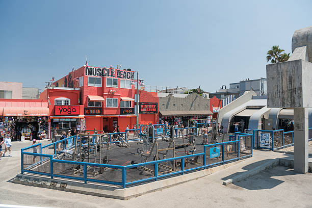 muscle beach, santa monica, los angeles, california - santa monica venice beach california santa monica beach imagens e fotografias de stock